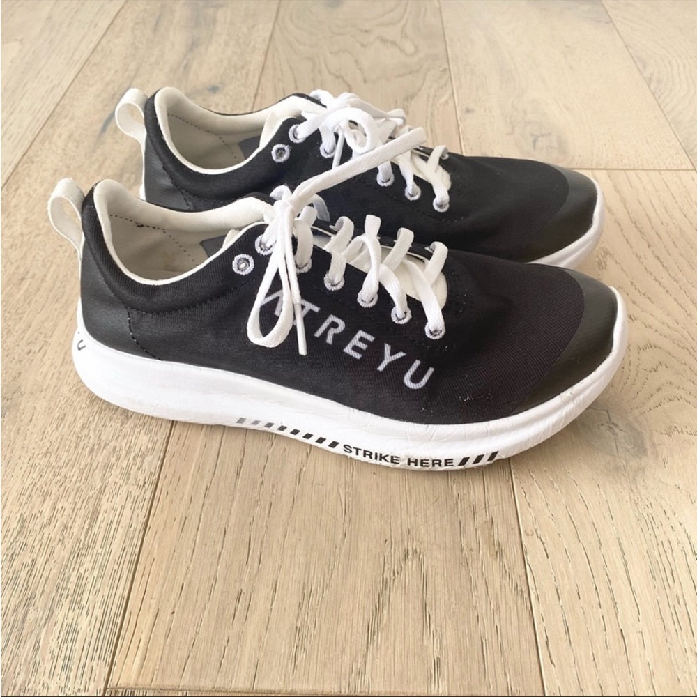 Atreyu running shoe black size 7‎